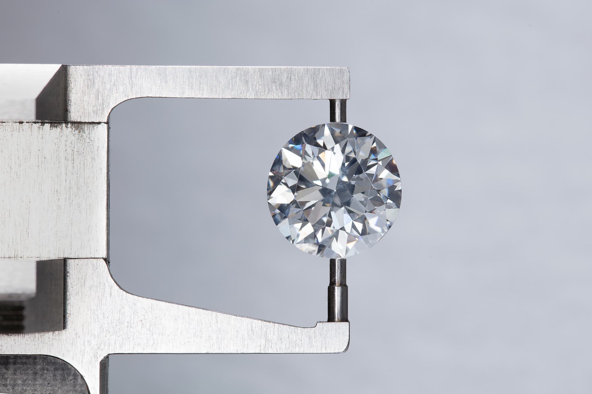 Expertise gemmologique diamant à Nanterre